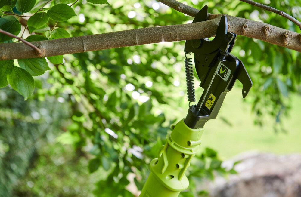 Sekator akumulatorowy RYOBI OLP1832BX niewielka masa 1,9 kg wysokiej jakości sprzęt ogrodniczy