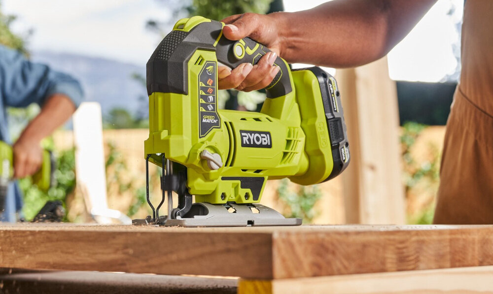 Лобзик RYOBI One + R18JS-0 низка корисних функцій 4-ступінчасте регулювання підрізу для прямих розпилів Косі розрізи 0-45 градусів Функція світлодіодного обдування