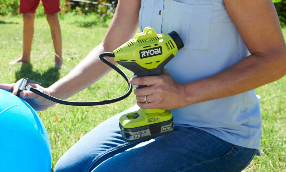 Minikompresor RYOBI ONE+ R18PI-0 zawór z blokadą kciuka igła kulkowa kompaktowa i przenośna konstrukcja waga 0,7 kg poziom głośności akustycznej 91,5 dB