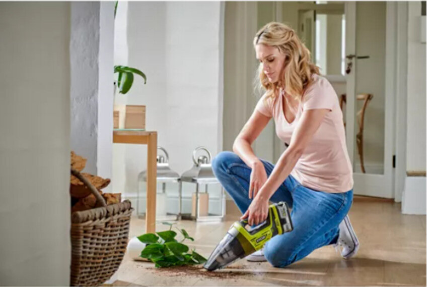 Odkurzacz ręczny RYOBI ONE + R18HV-0 nasadka szczeslinowa z przedluzona glownica przelacznik z blokada czyszczenie trudno dostepnych miejsc