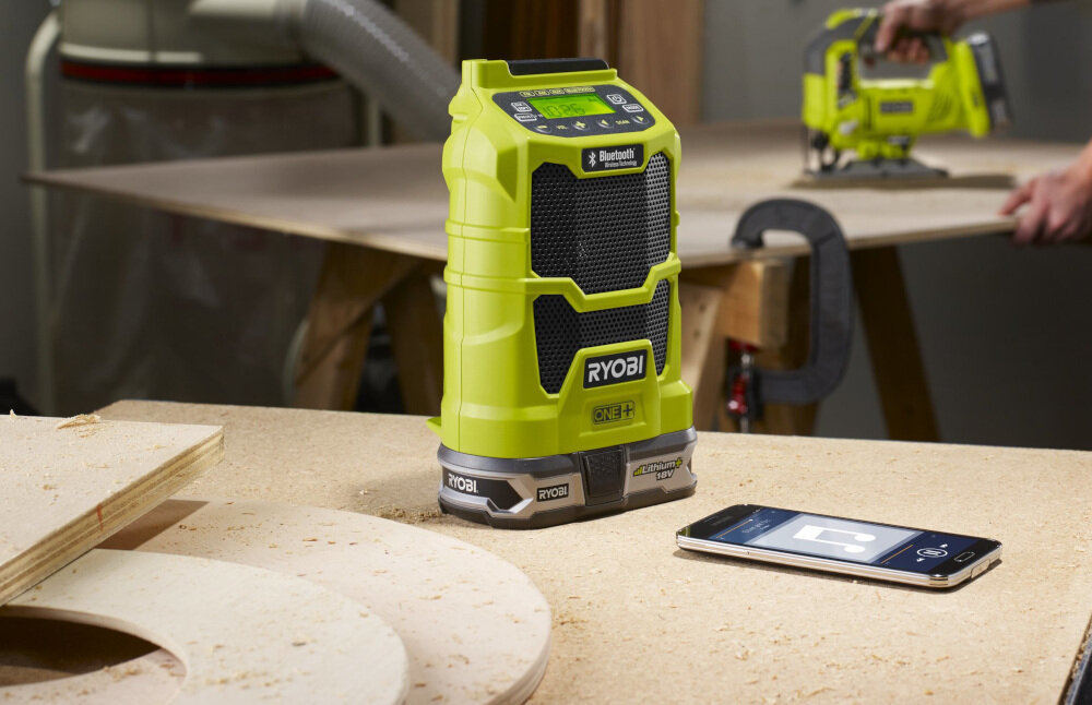 Radio RYOBI ONE+ R18R-0 wbudowany Bluetooth w pełni bezprzewodowe łączenie z urządzeniami zewnętrznymi na odległość do 10 metrów port USB typu A możliwość ładowania urządzeń