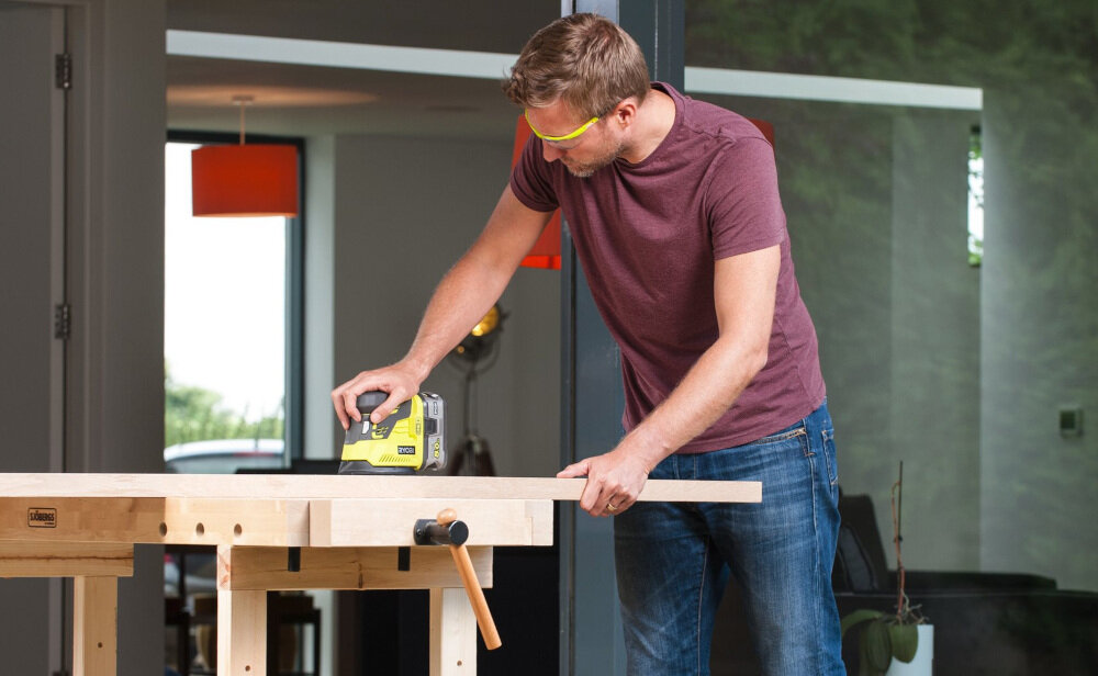 Szlifierka oscylacyjna RYOBI R18PS-0 ruchy oscylacyjne w zakresie 1,8 mm kompaktowe wymiary waga 1,1 kg poziom mocy akustycznej 88,8 dB