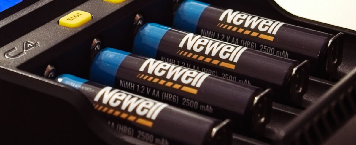 Akumulatorki AA 2500 mAh NEWELL (4 szt.), samorozładowanie, trwałość, cykle, efektywność, Akumulatorki w portach stacji ładowania