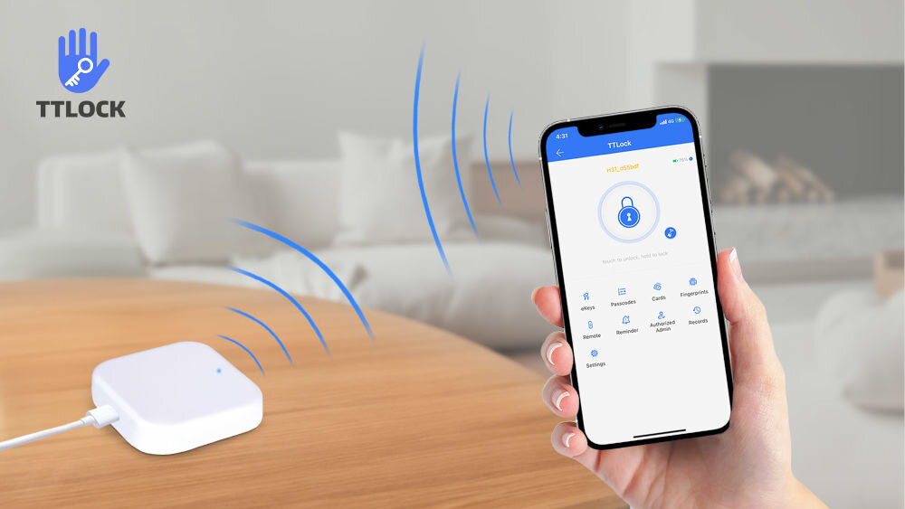 Bramka EURA ACA-20C9 Wi-Fi, Bramka, wifi, zdalne, połączenie, Na blacie leży Bramka z wizualizacją fal połączeniowych, obok w dłoni trzymany jest smartfon z włączoną aplikacją TTLock