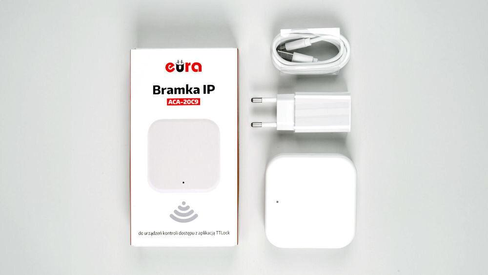 Bramka EURA ACA-20C9 Wi-Fi, zestaw, zawartość, komplet, usb, instrukcja, Zdjęcie przedstawia w pełni komplet bramki, obok opakowanie fabryczne