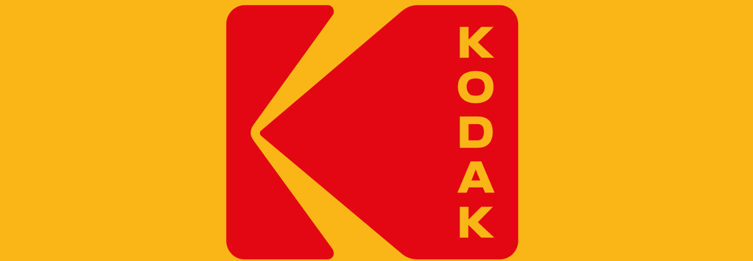Logo Kodak w kolorze czerwonym na żółtym tle, z dużą literą \'K\' i napisem \'KODAK\' w pionie.