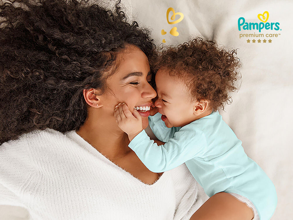 Pieluchy PAMPERS Premium Care Midi 3 (120 szt.) mama z dzieckiem na białej pościeli