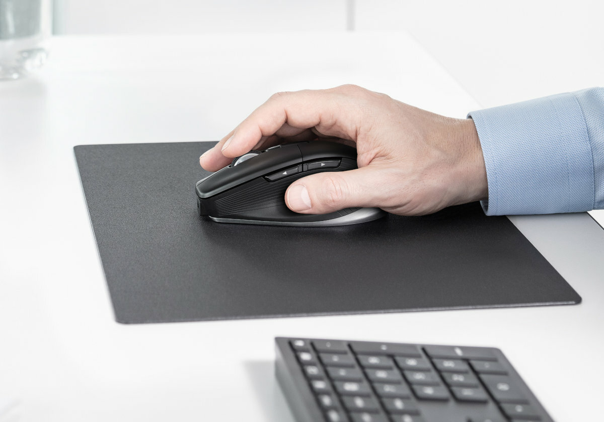 Mysz-3DCONNEXION-CadMouse-Pro-Wireless-bok-uzytkowana