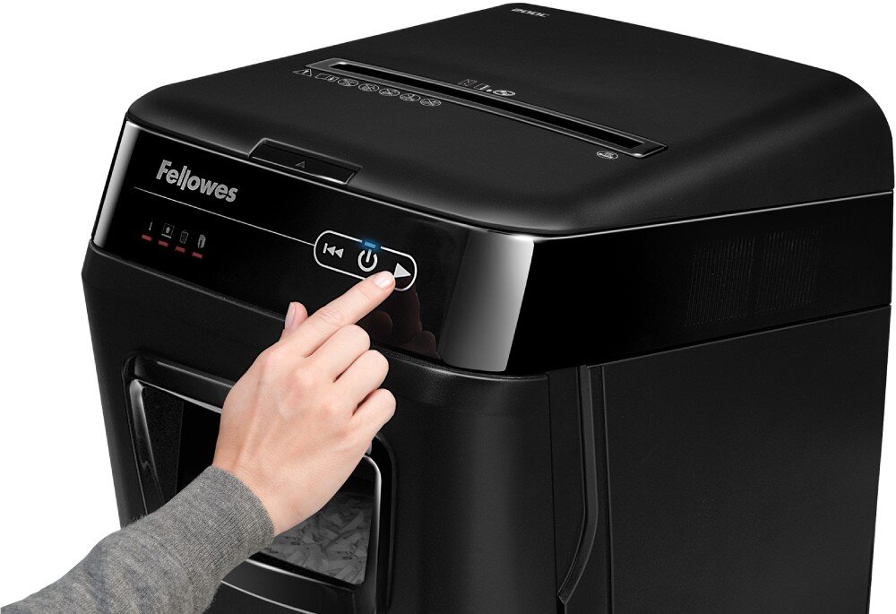 Niszczarka FELLOWES Automax 200C Osoba naciskająca przycisk na panelu sterowania, funkcje, automatyczny start/stop, diody