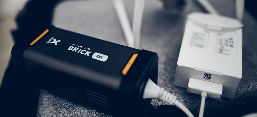 Powerbank XTORM Brick 23200 mAh widok gora ładowanie