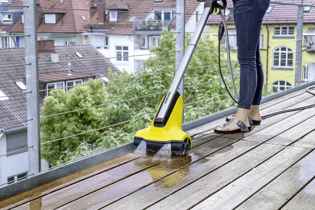 Urządzenie do czyszczenia KARCHER Patio Cleaner PCL 4 1.644-000.0 dwa elektromotoryczne obrotowe wałki szczotkowe powierzchnia czyszczenie zużycie ciśnienie wygoda zastosowanie