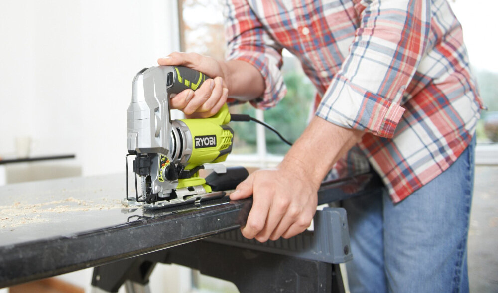 Wyrzynarka RYOBI RJS1050-K silnik wydajny moc 680 W prędkość bez obciążenia w zakresie 500-3100 obr/min prędkość skokowa w zakresie 500-3100