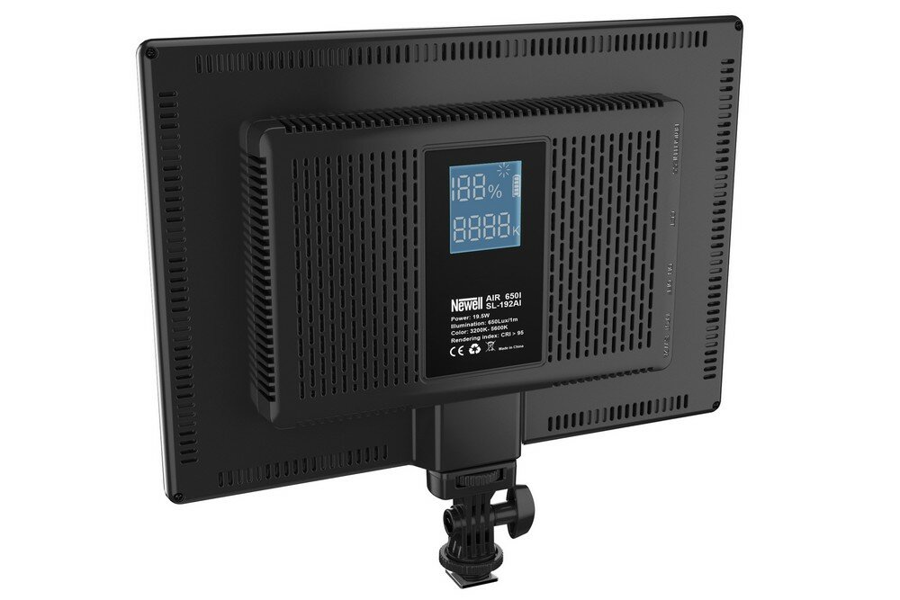 Lampa LED NEWELL Air 650i barwa jasność zasilanie bateria montaż aparat zdjęcia filmy obsługa regulacja waga led wymiary