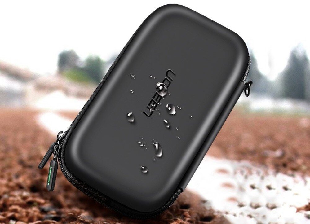 Etui na dysk UGREEN LP128 40707 Zbliżenie na szary pokrowiec ustawiony pod kątem, na którego powierzchni znajdują się liczne krople wody, a u dołu widoczna jest niebieska grafika siatki