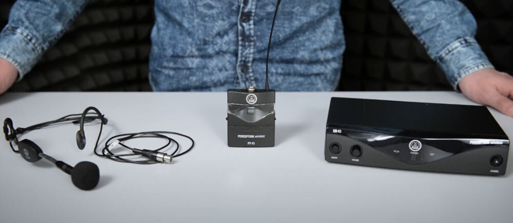 Zestaw bezprzewodowy AKG WMS45 Sport Set Band A prezentacja zestawu na jasnym blacie w tle osoba