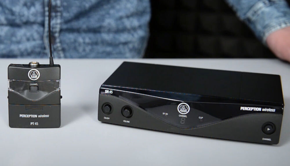 Zestaw bezprzewodowy AKG WMS45 Sport Set Band A prezentacja nadajnika i odbiornika na blacie w tle osoba pasmo przenoszenia zakres naturalne brzmienie czytelność wypowiedzi