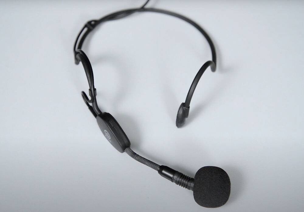 Zestaw bezprzewodowy AKG WMS45 Sport Set Band A prezentacja mikrofonu nagłownego na szarym tle maksymalny poziom ciśnienia akustycznego czysty nieprzesterowany dźwięk