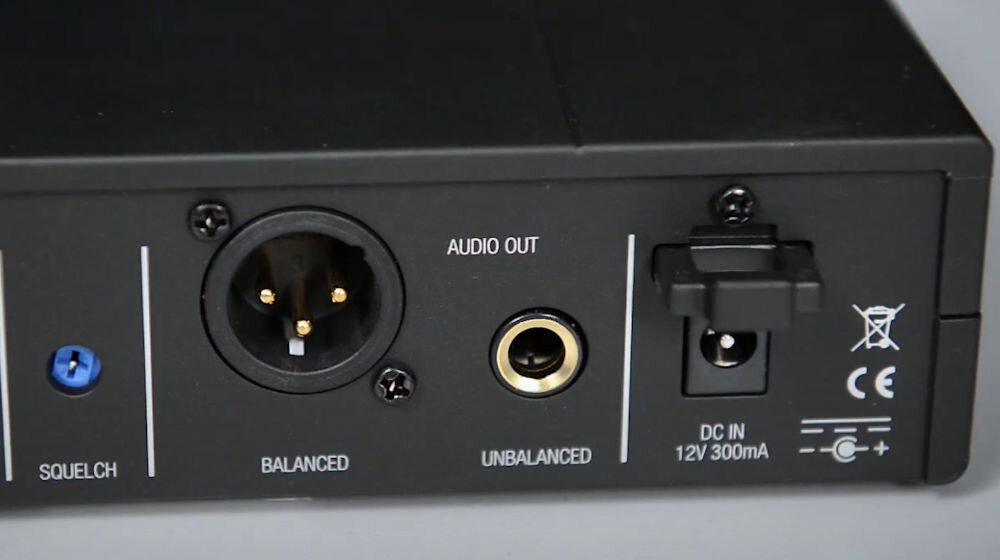 Zestaw bezprzewodowy AKG WMS45 Sport Set Band A pokazanie portów w odbiorniku wyjścia odbiornika ułatwienie podłączenia do mikserów wzmacniaczy systemów nagłośnienia