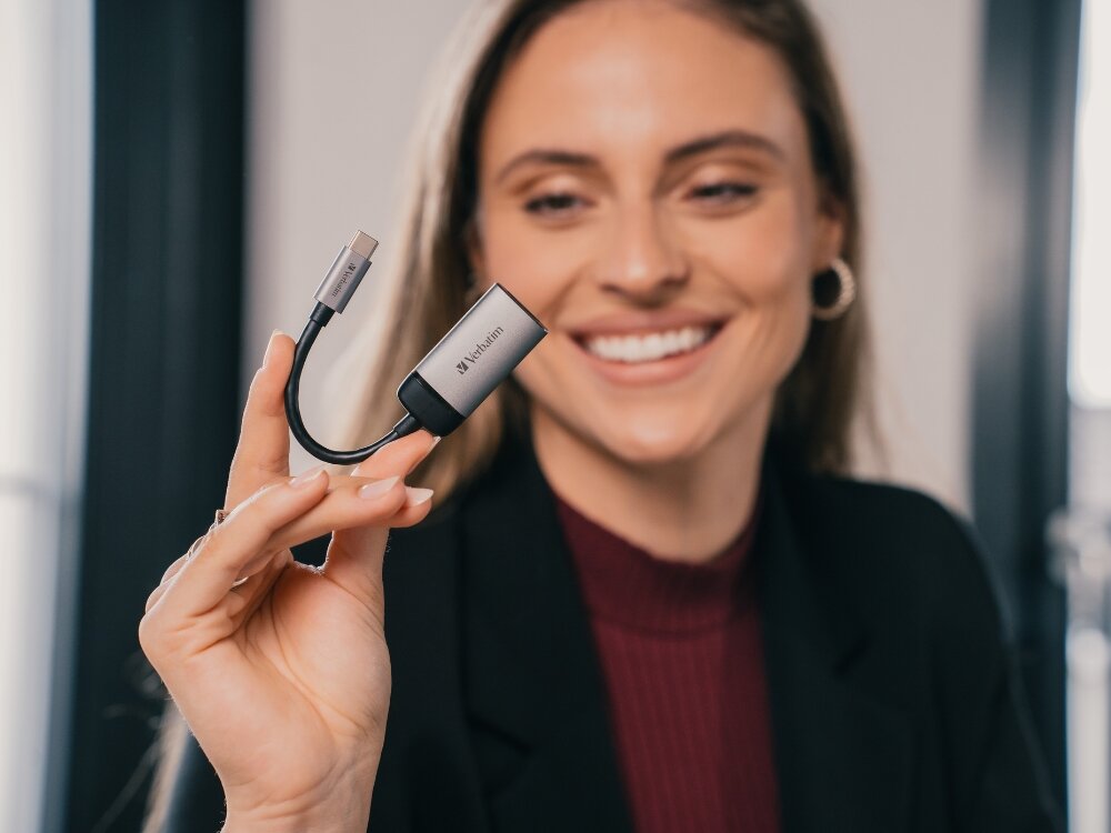 Adapter USB Typ-C - HDMI VERBATIM 49143
                adapter w dłoni