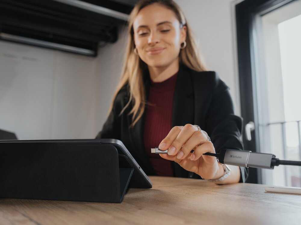 Adapter USB Typ-C - HDMI VERBATIM 49143
                adapter w dłoni laptop macbook smartfon monitor telewizor projektor rozszerzenie stanowiska pracy