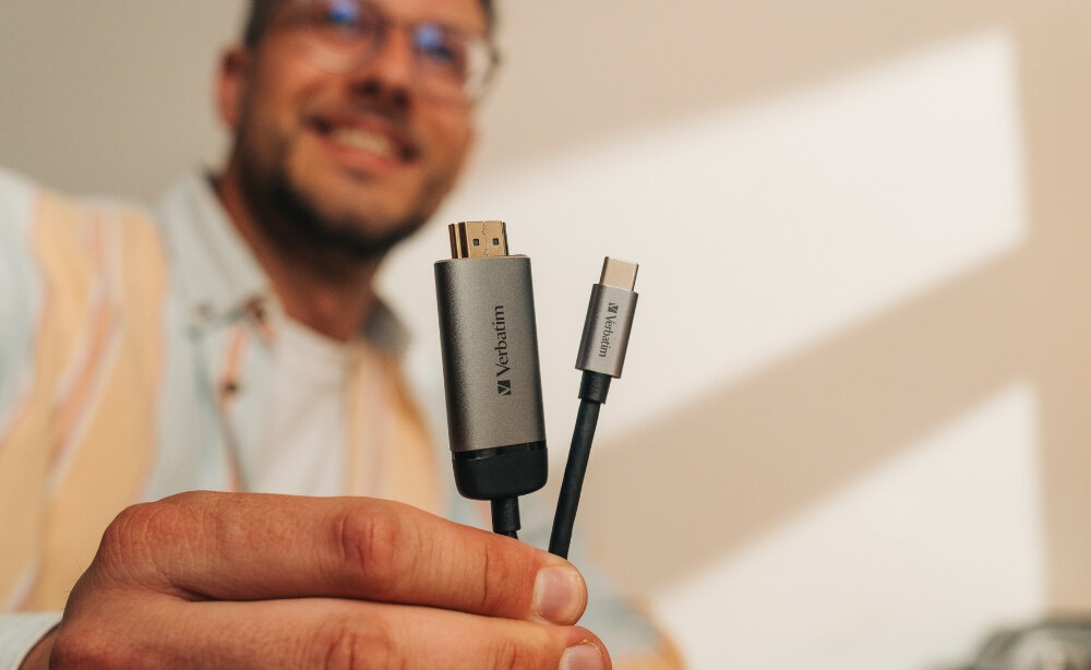 Osoba trzyma kabel z końcówkami USB Typ-C i HDMI, na których widoczne jest logo \'Verbatim\'.
