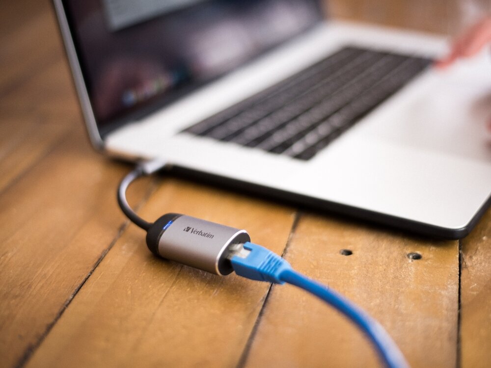 Karta sieciowa VERBATIM (49146) USB-C
                adapter podłączony do laptopa