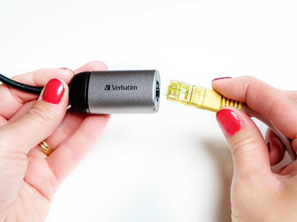 Karta sieciowa VERBATIM (49146) USB-C
                adapter w dłoni podłączanie laptopa macbooka siec przewodowa obsługa pxe boot