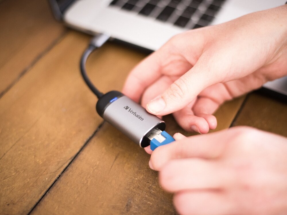 Karta sieciowa VERBATIM (49146) USB-C
                adapter w dłoni kompaktowa obudowa z aluminium dostęp do sieci przewodowej