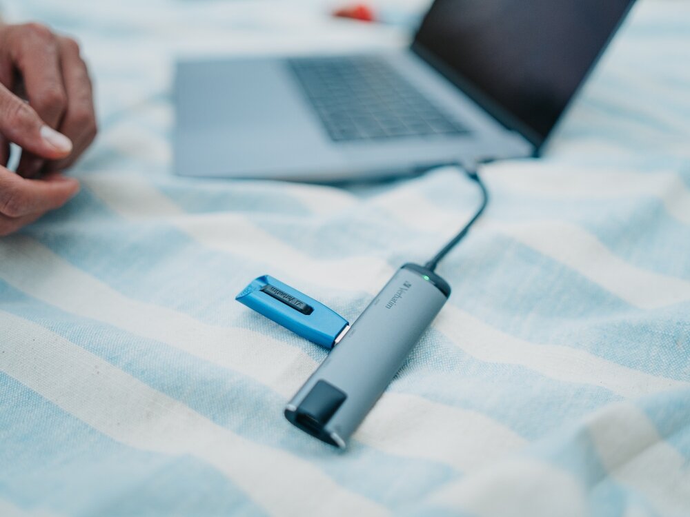 Hub VERBATIM 49141 USB Typu C
                hub podłączony do laptopa kompaktowa obudowa aluminium funkcja pass-through