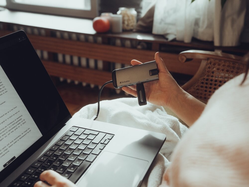 Hub VERBATIM 49142 USB Typu C
                hub w dłoni port hdmi usb 3.0 usb-c funkcja ładowania gigabit ethernet czytnik kart sd microsd