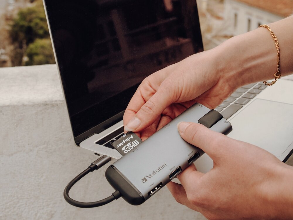 Hub VERBATIM 49142 USB Typu C
                hub w dłoni złącze hdmi podłączanie monitora telewizor rozdzielczość 4k port ethernet stabilne połączenie przewodowe