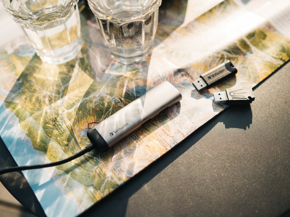 Hub VERBATIM 49140 USB Typu C
                hub na stoliku złącze hdmi podłączenie monitora telewizora obsługa rozdzielczości ultra hd 4k stabilne połączenie