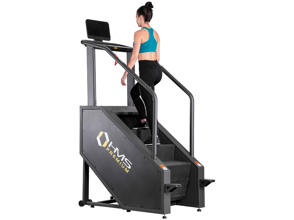 Schody treningowe HMS ST01 osoba trenuje na schodach urządzenie na białym tle wszechstronny trening cardio efektywny trening w domu