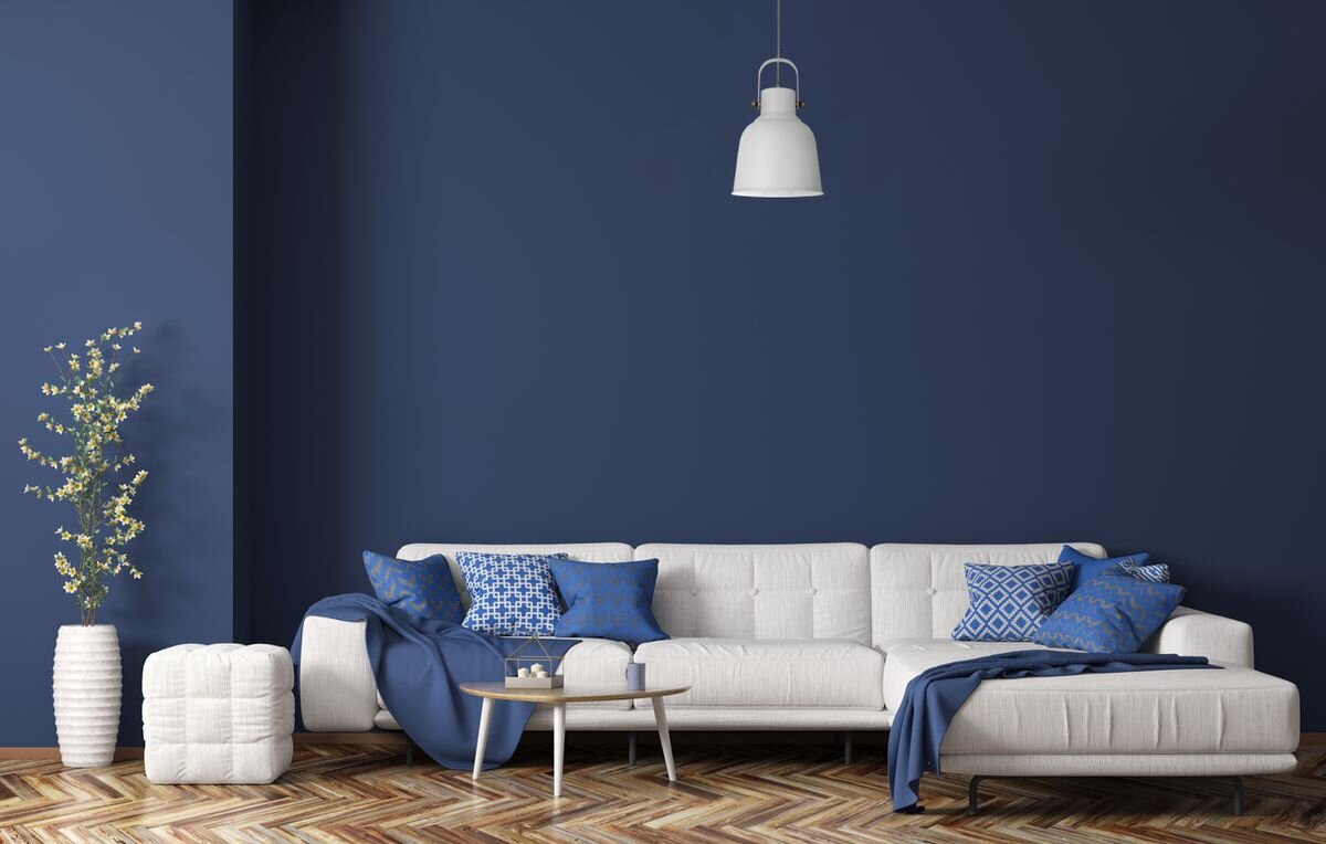 Lampa sufitowa ACTIVEJET Loly Biały, regulacja, gwint, żarówka, montaż, Biała lampa wisząca w salonie na tle granatowej ściany