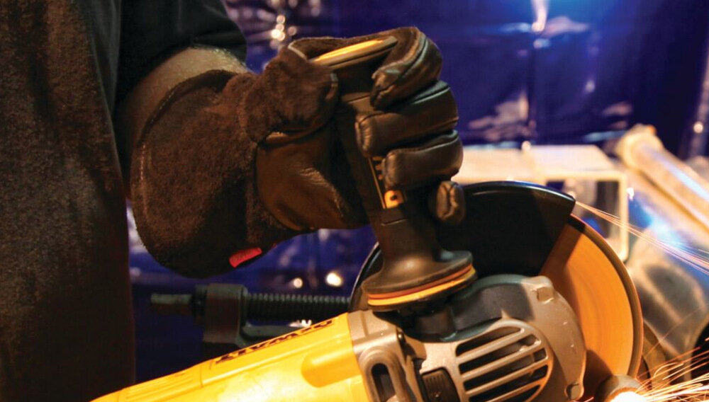 Szlifierka kątowa DEWALT DWE496-QS ergonomiczna rączka tworzywo antypoślizgowe dwupozycyjna rękojeść boczna