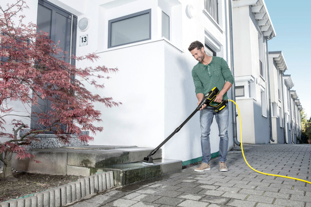 Szczotka do powierzchni płaskich PS 20 KARCHER 2.644-018.0 czyszczenie powierzchni płaskich małe patia balkony schody chodniki kompaktowa budowa 729 x 198 x 768 mm łatwa w użyciu dotarcie do trudno dostępnych miejsc wbudowane dwie dysze skuteczniejsze czyszczenie oszczędność czasu i energii wszechstronne narzędzie