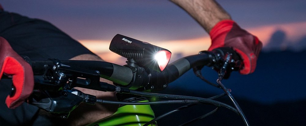 Lampka rowerowa Sigma Buster 700 USB opis