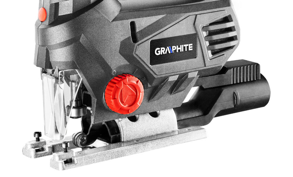 Wyrzynarka GRAPHITE 58G067 3-stopniowa regulacja ruchu wahadłowego układ zdmuchiwania z odprowadzaniem pyłu z powierzchni do cięcia prostego możliwość cięcia pod kątem w zakresie 0-45 stopni możliwość podłączenia do odkurzacza uniwersalne mocowanie osprzętu brzeszczoty typu T cięcie w drewnie na głębokość do 65 mm w stali do 8 mm