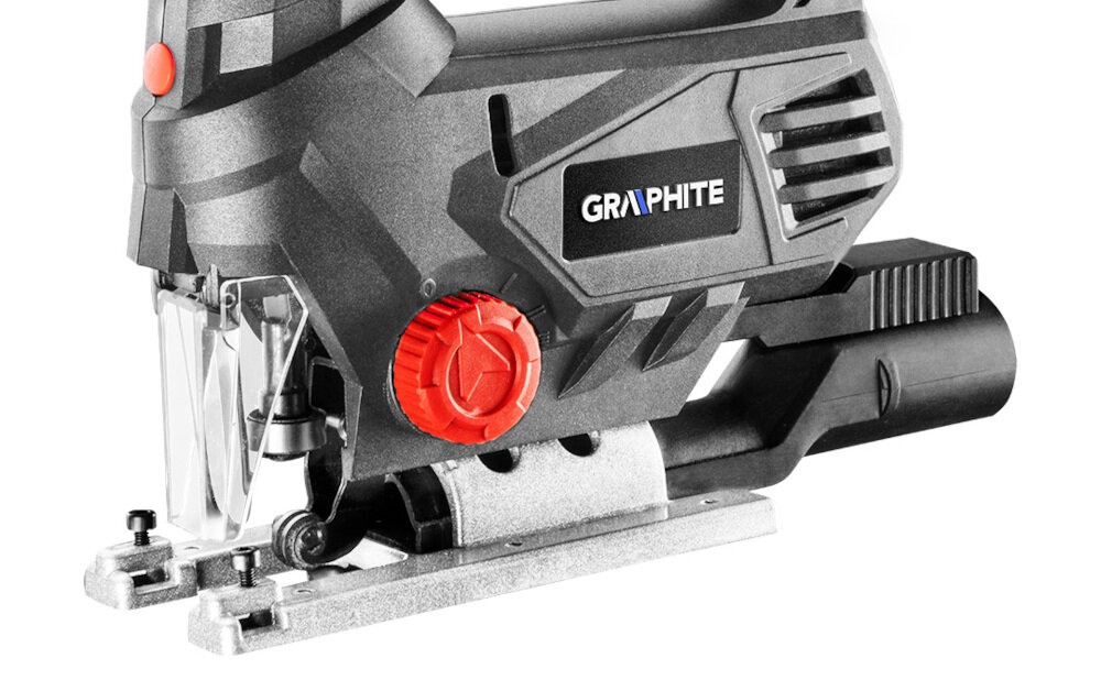 Wyrzynarka GRAPHITE 58G077 3-stopniowa regulacja ruchu wahadłowego układ zdmuchiwania z odprowadzaniem pyłu z powierzchni do cięcia prostego możliwość cięcia pod kątem w zakresie 0-45 stopni możliwość podłączenia do odkurzacza uniwersalne mocowanie osprzętu brzeszczoty typu T cięcie w drewnie na głębokość do 80 mm w stali do 10 mm