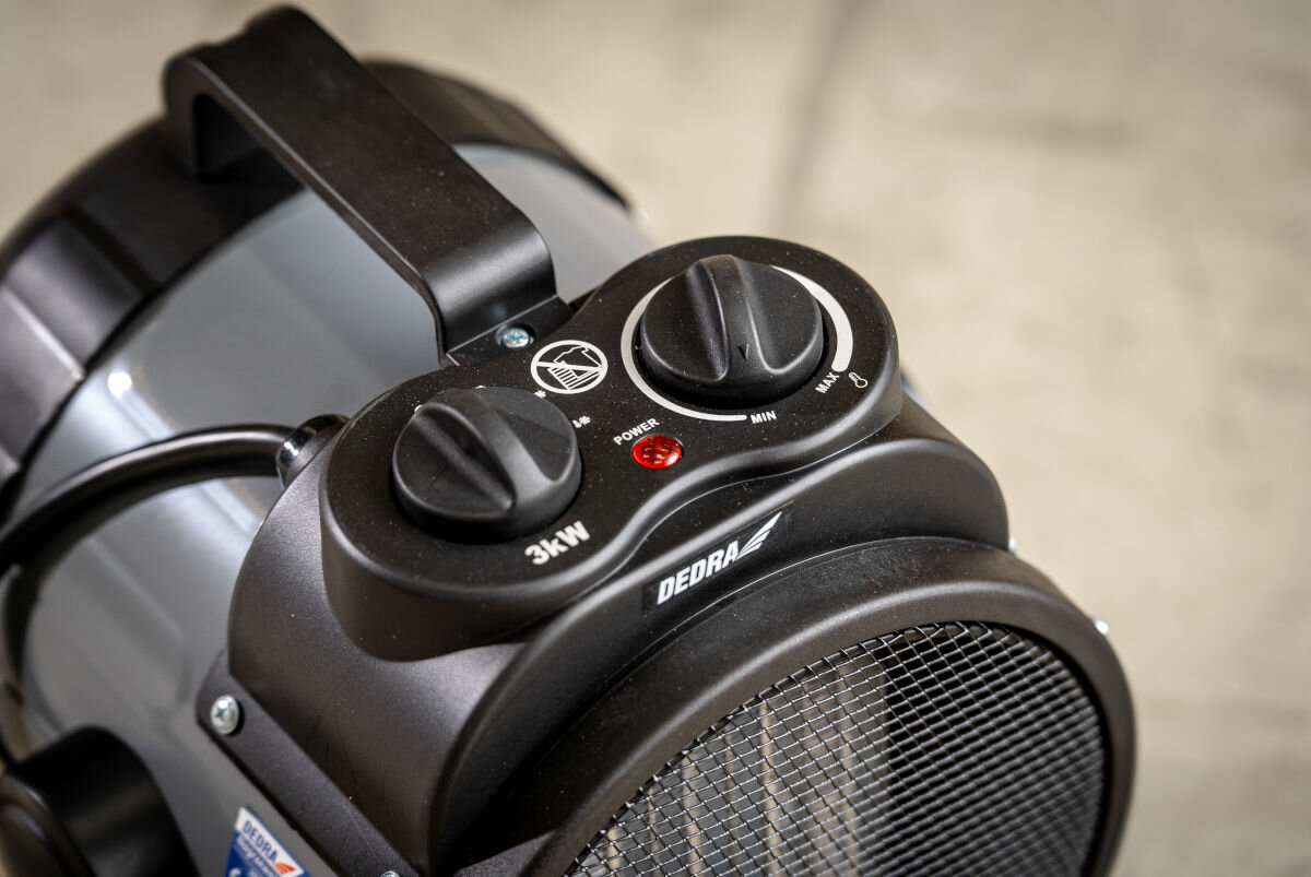 Nagrzewnica elektryczna DEDRA DED9931C2, trzy, tryby, regulacja, kąt, Panel sterowania DEDRA DED9931C2 – dwa pokrętła regulacji, czerwone światło zasilania.