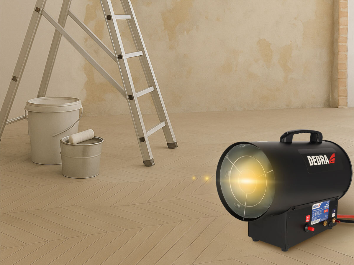 Nagrzewnica gazowa DEDRA DED9942, zabezpieczenie, wentylacja, obudowa, dystans, Nagrzewnica Dedra w remontowanym pomieszczeniu, drabina i wiadra obok, urządzenie emituje ciepło.