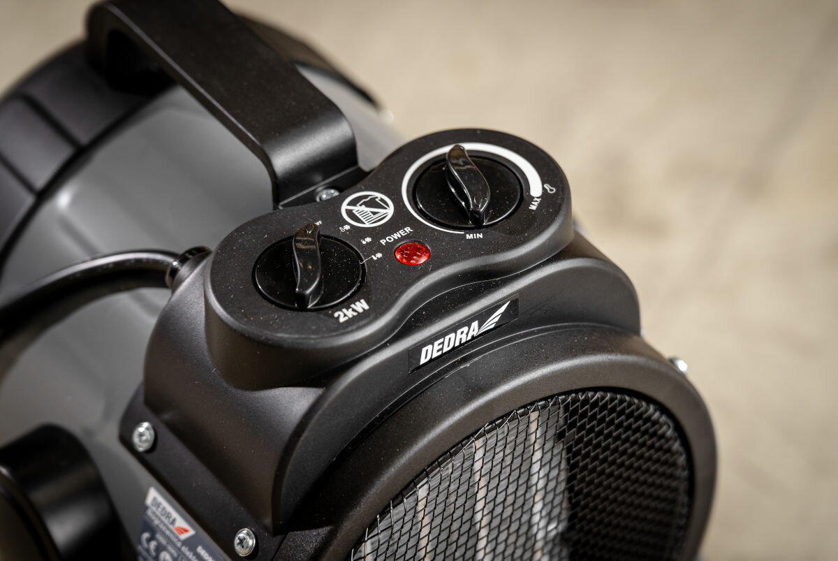 Nagrzewnica elektryczna DEDRA DED9930C2, zimno, ciepło, gorąco, uniwersalność, Panel sterowania DEDRA DED9930C2 – pokrętła, czerwona kontrolka, zakres 2 kW, żółty uchwyt.