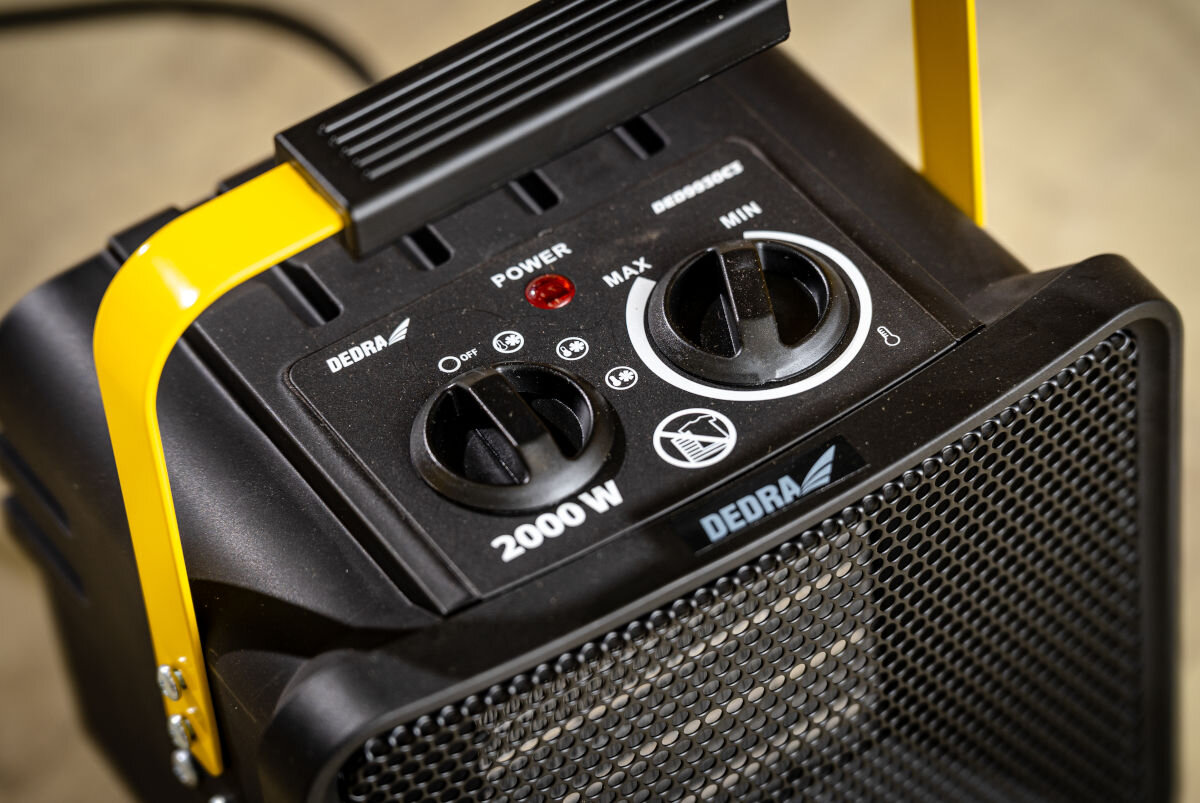 Nagrzewnica elektryczna DEDRA DED9930C3, zimno, ciepło, gorąco, uniwersalność, Panel sterowania nagrzewnicy Dedra DED9930C3 – dwa pokrętła, lampka zasilania, żółty uchwyt.