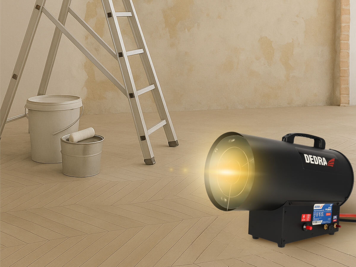 Nagrzewnica gazowa DEDRA DED9946, obudowa, zabezpieczenie, cyrkulacja, dystans, Dedra DED9946 podczas pracy na tle remontowanego pomieszczenia, drabina i wiadra obok.