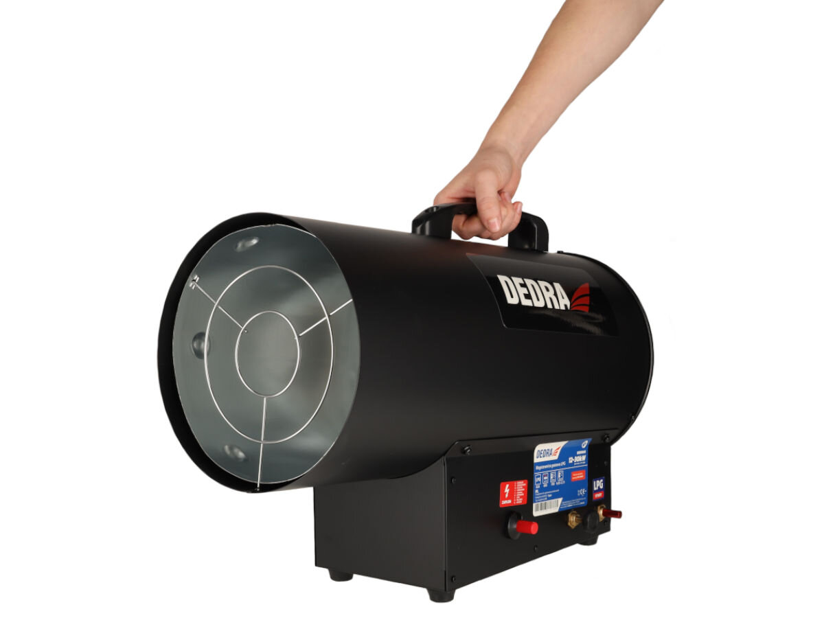 Nagrzewnica gazowa DEDRA DED9946, lekkość, uchwyt, wytrzymałość, wymiary, Osoba przenosi nagrzewnicę gazową Dedra za uchwyt, biała ręka, widok produktu z profilu.