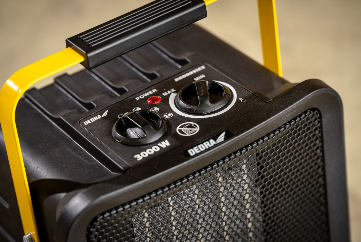 Nagrzewnica elektryczna DEDRA DED9931C3, chłodzenie, ciepło, gorąco, funkcje, Panel sterowania nagrzewnicy Dedra DED9931C3 – dwa pokrętła, lampka sygnalizacyjna, żółty uchwyt.