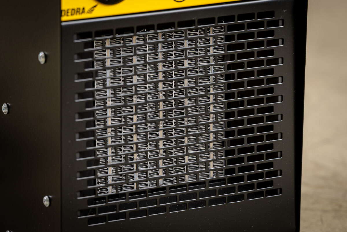 Nagrzewnica elektryczna DEDRA DED9931C1, PTC, trwałość, energooszczędność, stabilność,  Zbliżenie na ceramiczny wkład grzewczy za kratką wylotu powietrza nagrzewnicy DED9931C1.