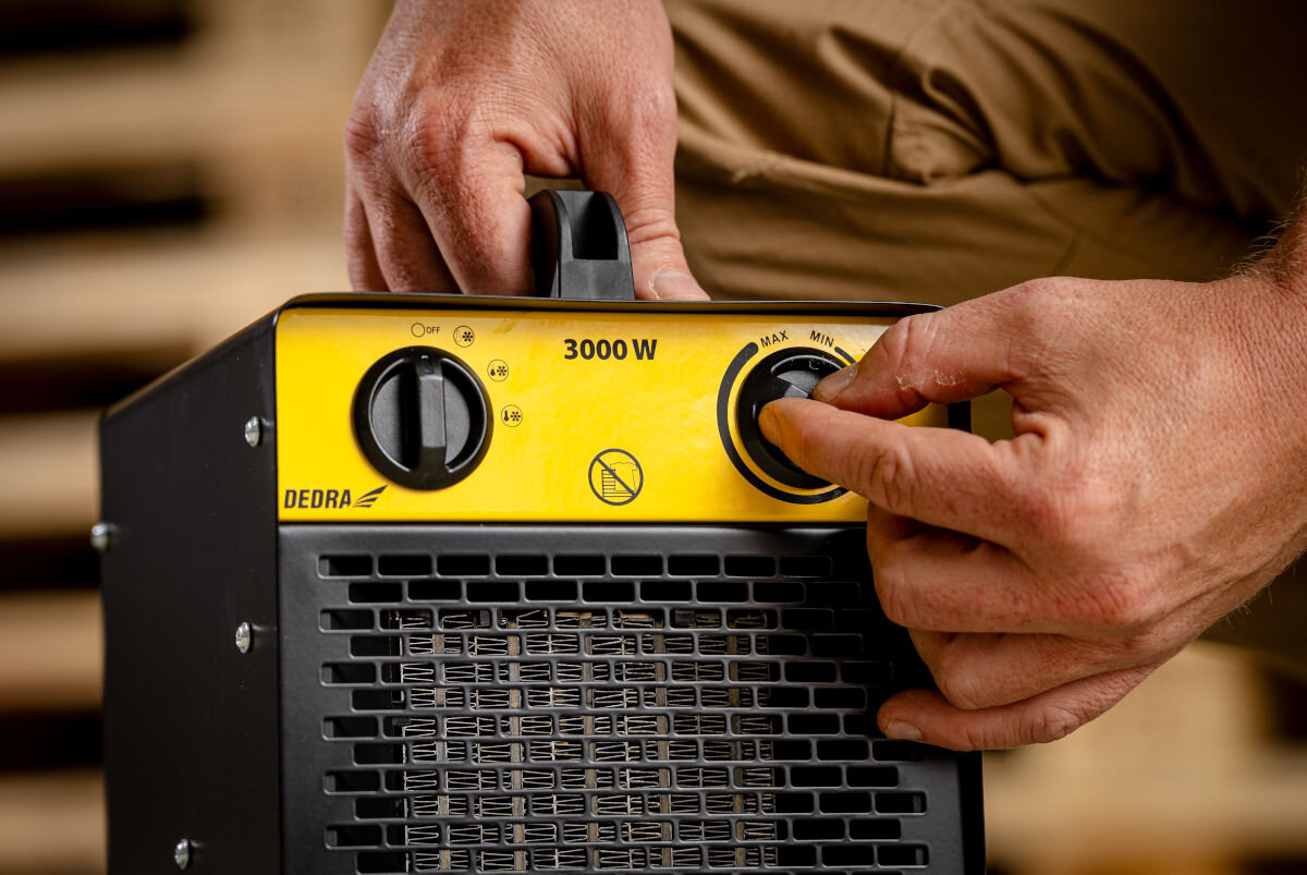 Nagrzewnica elektryczna DEDRA DED9931C1, pokrętło, termostat, wygoda, precyzja, Ustawianie pokrętłem temperatury i trybu pracy nagrzewnicy Dedra DED9931C1, widoczny panel.