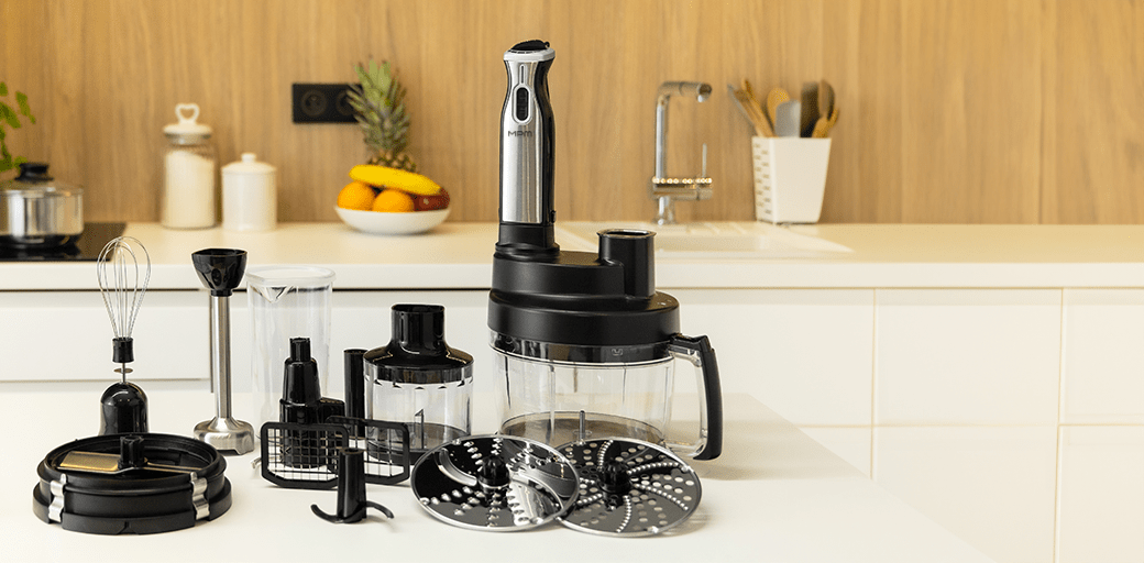 Robot kuchenny MRK-17 i jego akcesoria na kuchennym blacie.