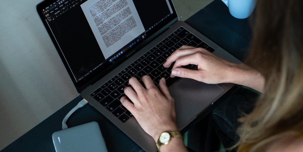 Powerbank XTORM Voyager 26000 mAh widok góra laptop ładowanie